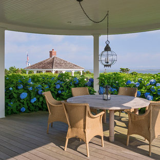 Ejemplo de terraza marinera, grande, en patio trasero y anexo de casas