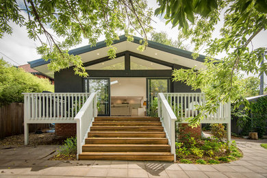 Diseño de terraza retro de tamaño medio sin cubierta en patio trasero