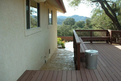 Foto de terraza clásica de tamaño medio sin cubierta en patio trasero con cocina exterior
