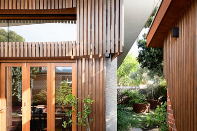 Mittelgroße, Überdachte Moderne Terrasse hinter dem Haus in Melbourne