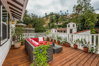 ロサンゼルスにある高級な中くらいなコンテンポラリースタイルのおしゃれな裏庭のデッキ (オーニング・日よけ) の写真