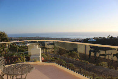 Immagine di una piccola terrazza mediterranea dietro casa con nessuna copertura
