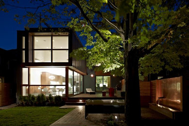 Imagen de terraza contemporánea de tamaño medio sin cubierta en patio trasero con fuente