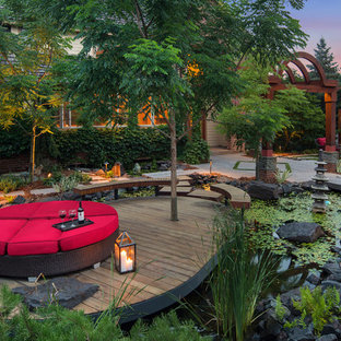 Exemple d'une terrasse arrière asiatique avec un point d'eau et aucune couverture.