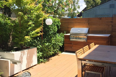 Cette photo montre une terrasse arrière tendance de taille moyenne avec une cuisine d'été et aucune couverture.