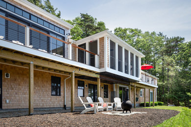 Ejemplo de terraza de estilo de casa de campo de tamaño medio en patio trasero