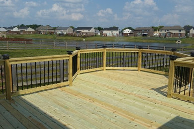 Foto de terraza de estilo americano de tamaño medio sin cubierta en patio trasero