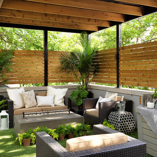 Esempio di una terrazza tradizionale con un giardino in vaso e una pergola