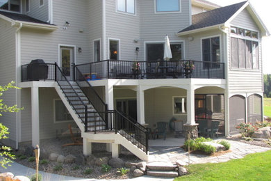 Modelo de terraza clásica de tamaño medio en patio trasero y anexo de casas