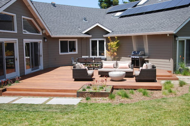 Inspiration for a mid-sized transitional backyard deck remodel in San Francisco with no cover