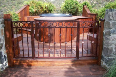 Foto de terraza tradicional renovada pequeña en patio lateral con privacidad y barandilla de metal