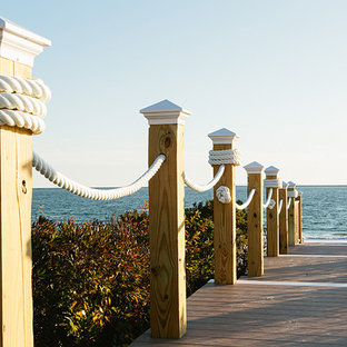 Exemple d'une terrasse arrière bord de mer avec aucune couverture.