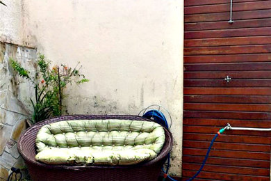 Foto de terraza clásica renovada de tamaño medio sin cubierta en patio trasero