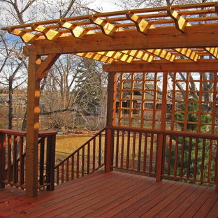 Ispirazione per una terrazza classica di medie dimensioni e dietro casa con una pergola