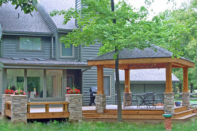 Foto de terraza moderna de tamaño medio en patio trasero con jardín de macetas y pérgola