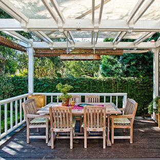 Immagine di una terrazza classica con una pergola