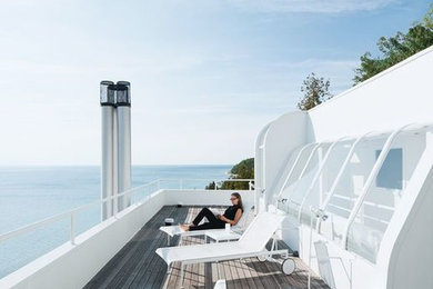 Deck - contemporary deck idea in Vancouver