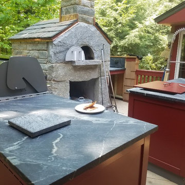 Outdoor Kitchen and Pizza Oven
