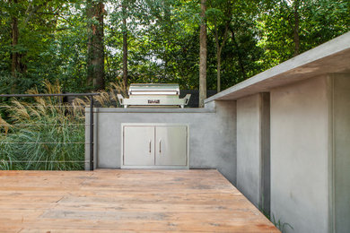 Unbedeckte Moderne Terrasse hinter dem Haus mit Outdoor-Küche in Atlanta