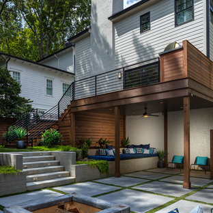 Große Moderne Terrasse hinter dem Haus mit Outdoor-Küche und Pergola in Atlanta