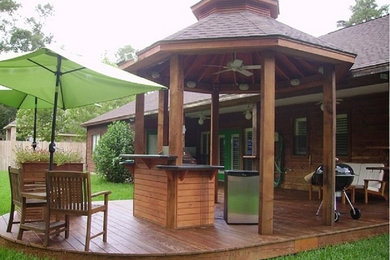 Diseño de terraza moderna grande en patio trasero y anexo de casas con cocina exterior