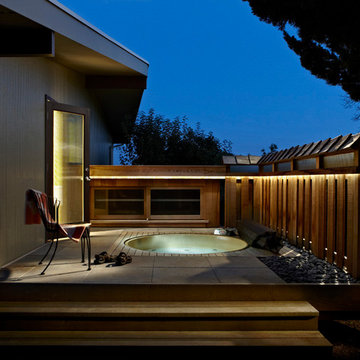 Outdoor Living Spaces - Hot Tub Deck with Privacy Screen