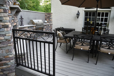Modelo de terraza clásica renovada grande sin cubierta en patio trasero con cocina exterior