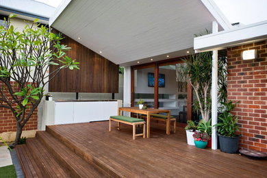Mittelgroße Moderne Terrasse hinter dem Haus in Perth