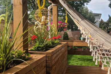 Modelo de terraza mediterránea en patio trasero con jardín de macetas y toldo