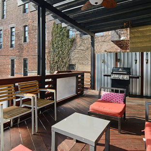 Ispirazione per una terrazza eclettica con una pergola