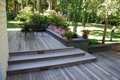 Imagen de terraza ecléctica de tamaño medio en patio trasero con jardín de macetas