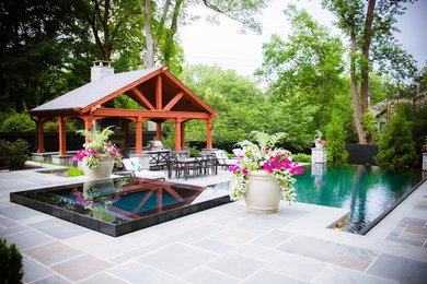 アトランタにある高級な広いトラディショナルスタイルのおしゃれな裏庭のデッキの写真