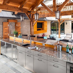 Idee per un'ampia terrazza classica dietro casa con una pergola
