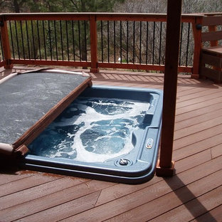 Inspiration för mellanstora klassiska terrasser på baksidan av huset, med en pergola