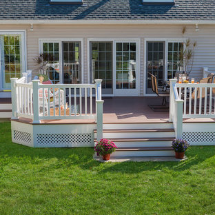 Idées déco pour une terrasse arrière craftsman de taille moyenne avec aucune couverture et jupe de finition.