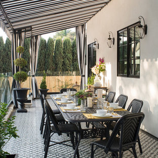 Idee per una grande terrazza classica dietro casa con un parasole