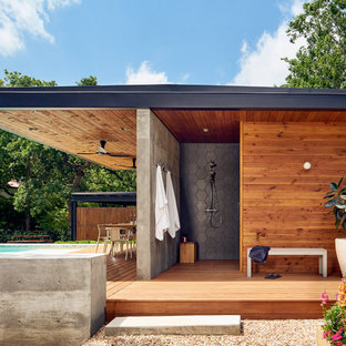 Idée de décoration pour une terrasse avec une douche extérieure design de taille moyenne avec une extension de toiture.