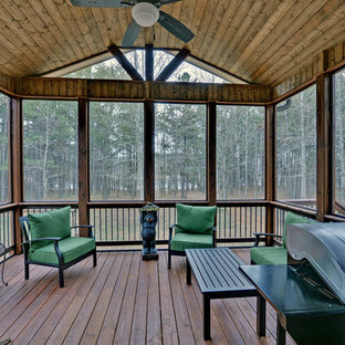 Réalisation d'une terrasse arrière craftsman de taille moyenne avec une extension de toiture.