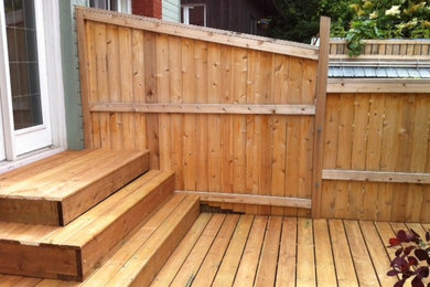 Example of a trendy deck design in Ottawa
