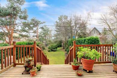 Foto de terraza tradicional de tamaño medio sin cubierta en patio trasero con jardín de macetas