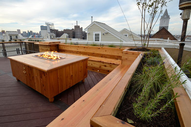 Kleine, Unbedeckte Urige Dachterrasse mit Feuerstelle und Mix-Geländer in Baltimore