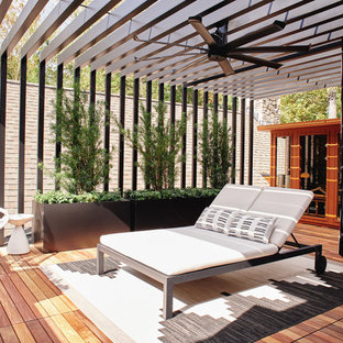 Esempio di una privacy sulla terrazza moderna di medie dimensioni, sul tetto e al primo piano con una pergola e parapetto in metallo