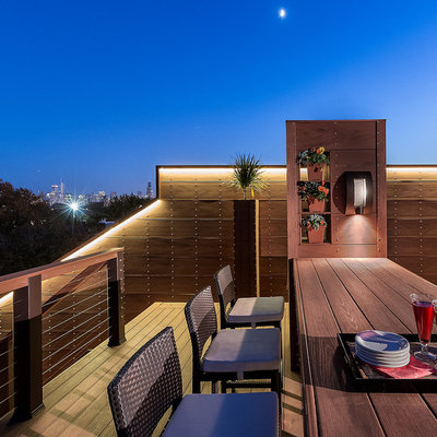 Example of a large trendy rooftop deck container garden design in Chicago with no cover
