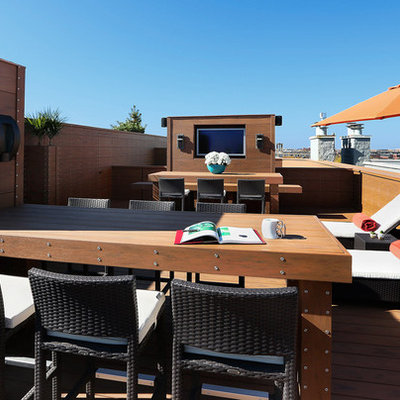 Large trendy rooftop deck container garden photo in Chicago with no cover