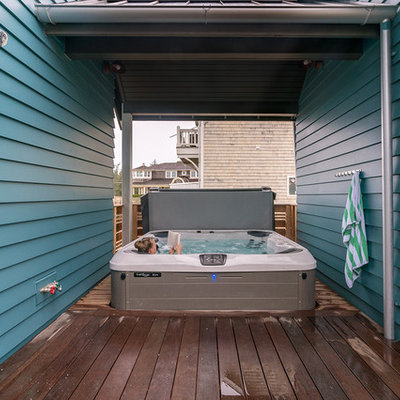 Inspiration for a mid-sized coastal outdoor shower deck remodel in Seattle with a roof extension