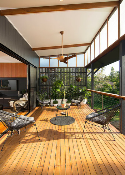 Contemporary Deck by Saunders Building Company Pty Ltd