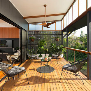 Foto di una terrazza contemporanea di medie dimensioni e dietro casa con un tetto a sbalzo