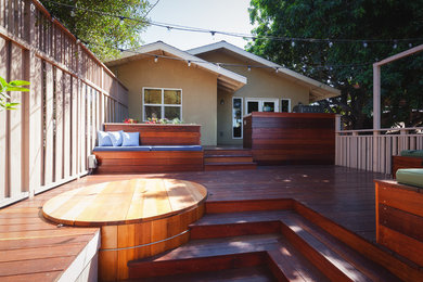 Inspiration for a modern backyard deck remodel in San Diego