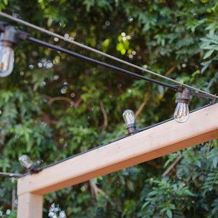 Immagine di una terrazza minimalista dietro casa