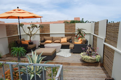 Example of a trendy deck design in Los Angeles